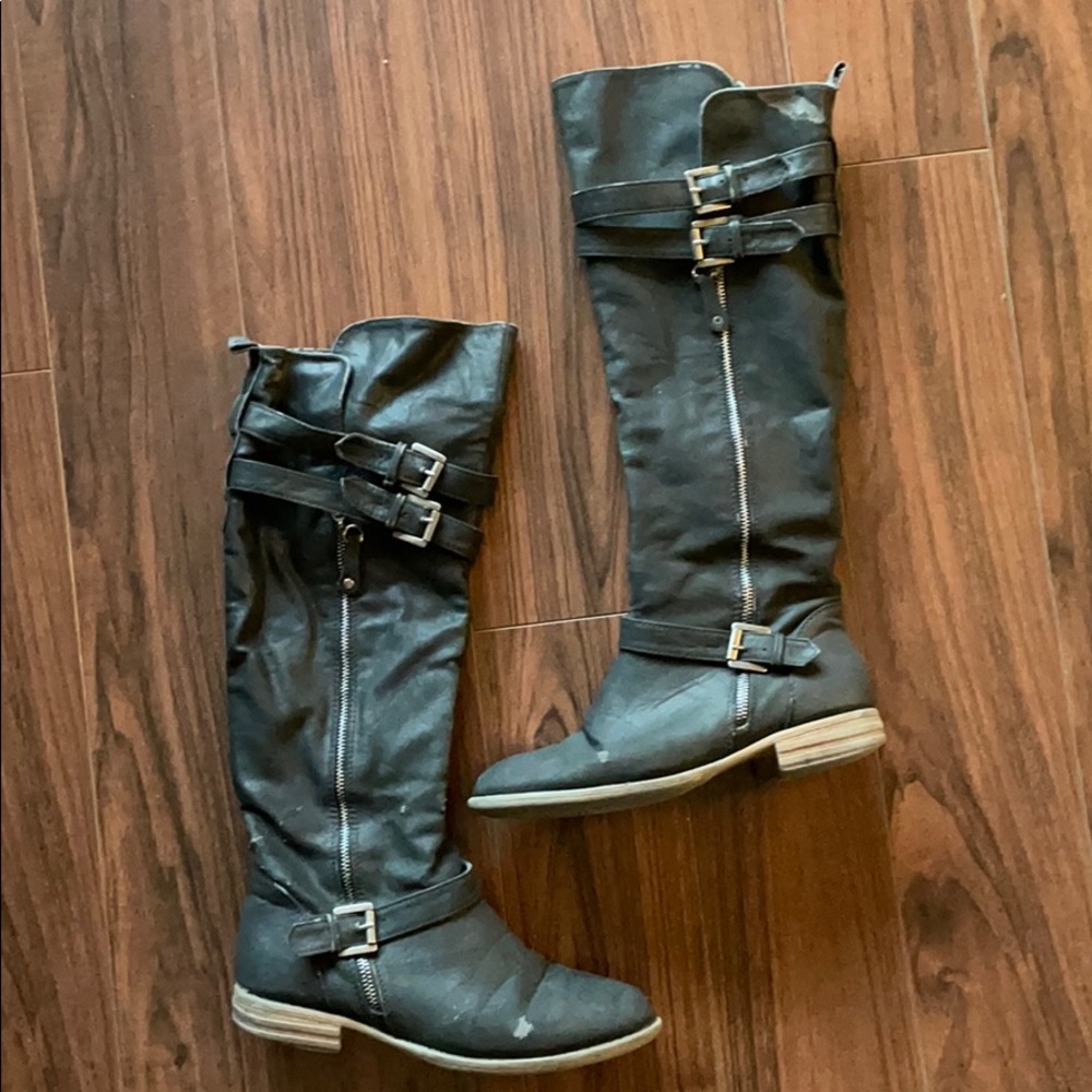 Flat Distressed Boots w/ Buckles